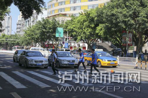 四川警察學(xué)院前的斑馬線沒(méi)有紅綠燈，但過(guò)往車輛見(jiàn)到有行人過(guò)斑馬線都會(huì)禮讓行人